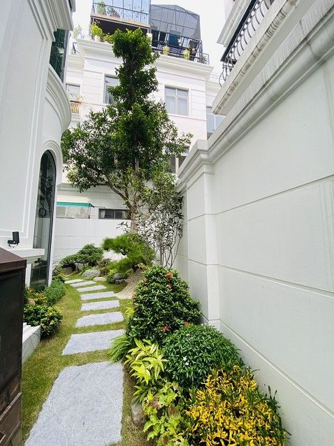 Sân vườn biệt thự Vinhomes Riverside