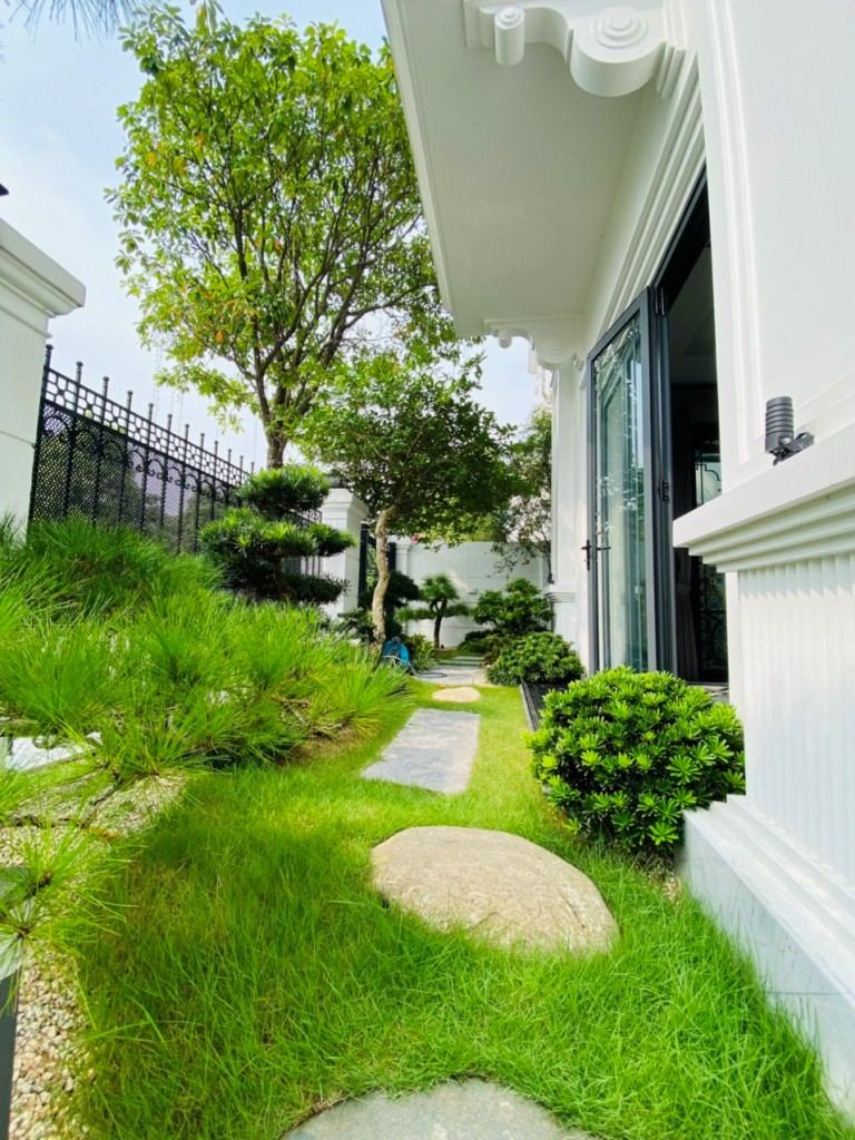 Sân vườn biệt thự Vinhome Long Biên